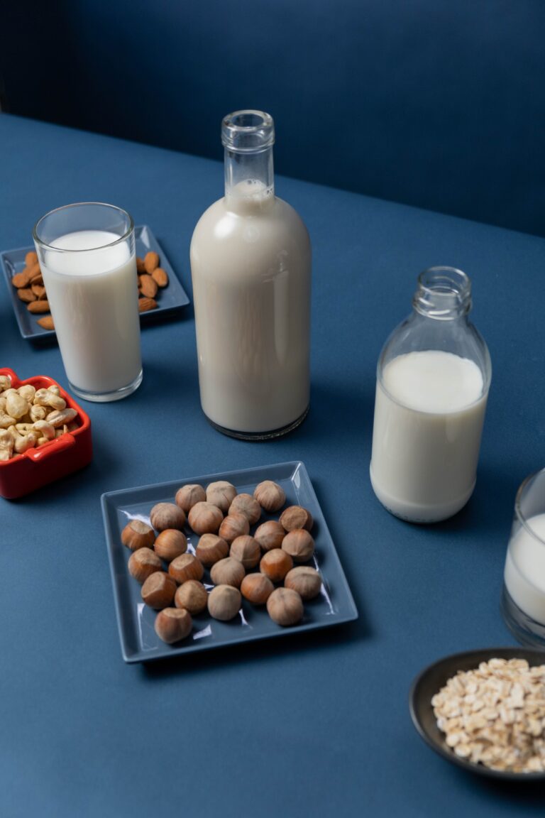 Bebidas vegetales: diferencias, tipos y por qué las de frutos secos pueden ser una mejor opción que las de cereales