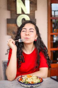 La relación entre alimentación y estado de ánimo: cómo lo que comes puede influir en cómo te sientes
